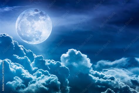 Nighttime sky with clouds and bright full moon with shiny. Stock-Foto ...