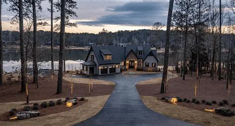 Lakefront Home In Alexander City, Alabama - Mad Mansions