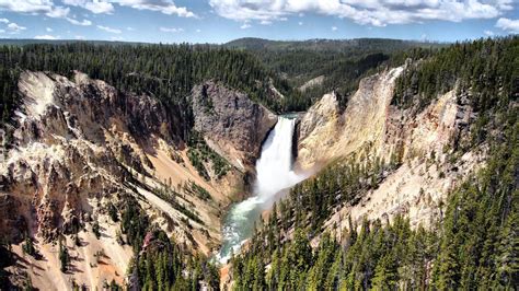 The 10 Best Hikes in Yellowstone National Park - The Geeky Camper