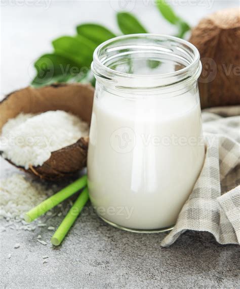 Fresh coconut milk 2866496 Stock Photo at Vecteezy