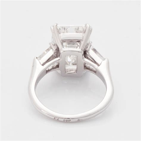 A platinum ring set with an emerald-cut diamond. - Bukowskis