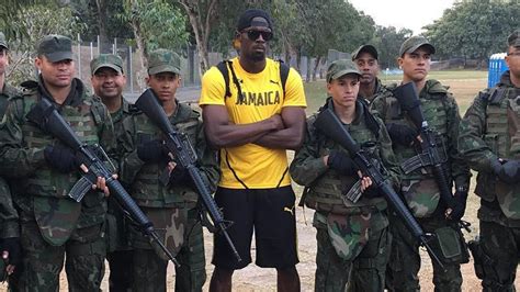 Usain Bolt hangs out with the Brazilian Navy - YouTube