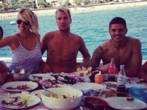 Wanda Nara and ex-husband Maxi Lopez spotted together in a restaurant ...