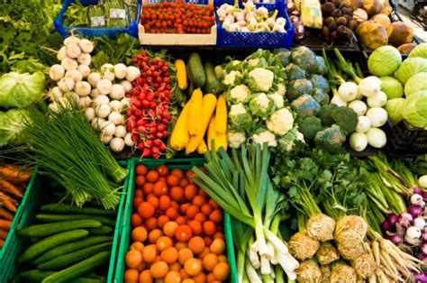 Farmers' market produce: Asparagus and rhubarb - Chatelaine