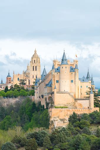 Kastil Kerajaan Alcazar Yang Terkenal Di Segovia Foto Stok - Unduh Gambar Sekarang - Abad ...