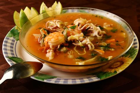 Pescado, ensalada y agua: Sopa de mariscos con verduras