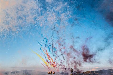 cai guo qiang lights florence's sky with 50,000 fireworks that resemble ...