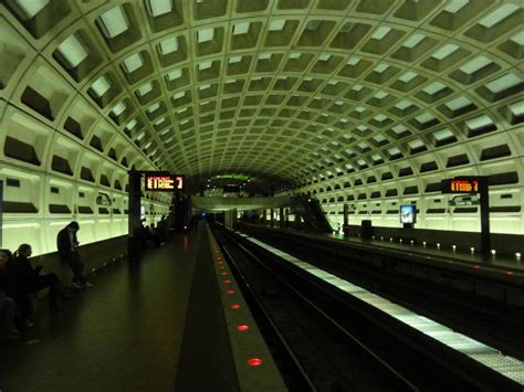 Crystal City Metro Station (Arlington County, 1977) | Structurae