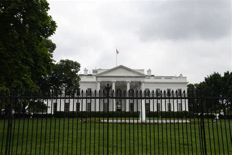 TOURISTS VIEW WHITE HOUSE in AMERICAN CAPITAL Editorial Photo - Image ...