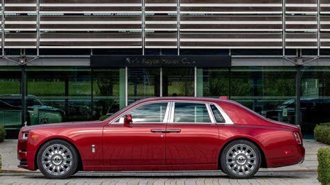 Rolls-Royce Red Phantom Has Tiny Crystal Particles In Its Paint