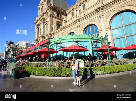 Mon Ami Gabi French Bistro restaurant and Eiffel Tower replica at Paris ...