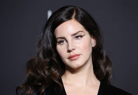 How To Style Hair Like Lana Del Rey / Lana Del Rey Literally Wore A Halo To The Grammys ...