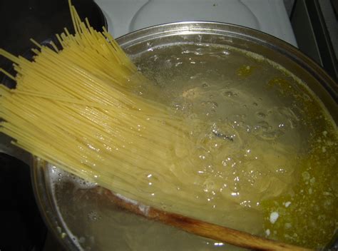 There's A Right Way To Break Dry Pasta, According To Experts