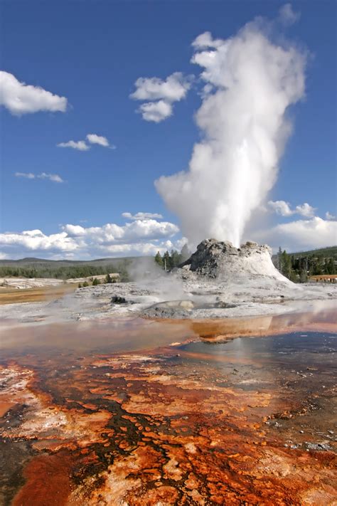 File:Yellowstone Castle Geysir.jpg