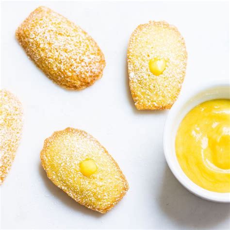 Madeleines with Lemon Curd: sweet little French cakes filled with delicious lemon curd. Recipe ...