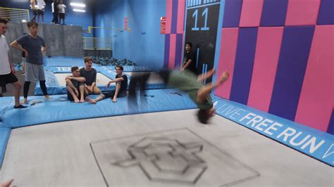 SUPER TRAMPOLINE PARK - YouTube