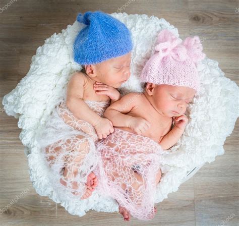 Newborn twins sleeping Stock Photo by ©tan4ikk 85543676