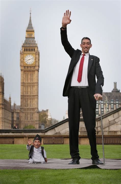 World's tallest man meets world's smallest man for Guinness World ...