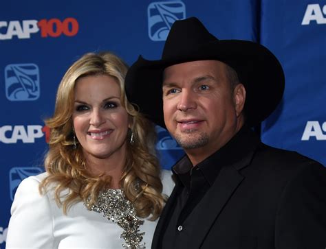 Flashback: Garth Brooks, Trisha Yearwood Gaze ‘In Another’s Eyes’ During Early Duet – Rolling Stone