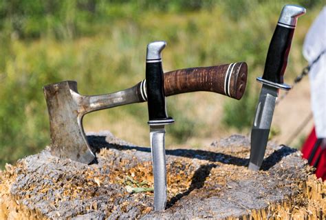 Hatchet vs. Knife: Which Is Better for Survival? — Homestead or Dead