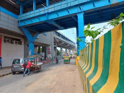 Delhi Metro removes pillar from the road in Noida Sector 52 metro ...