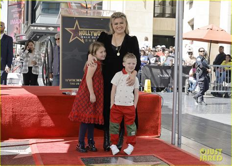 Kelly Clarkson Brings Her Two Kids To Walk of Fame Star Ceremony: Photo ...