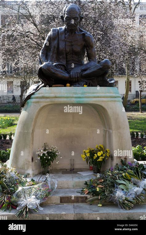 La statue du Mahatma Gandhi à Tavistock Square, Bloomsbury, Londres ...