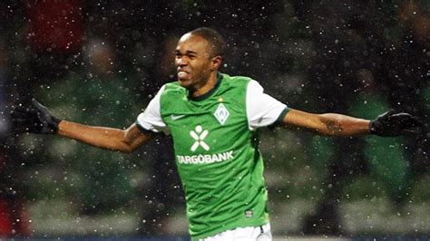 Brazilian Naldo leaves Bremen for Wolfsburg