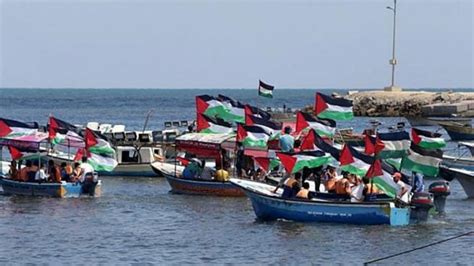 Israeli warships stop vessel from Gazan humanitarian flotilla