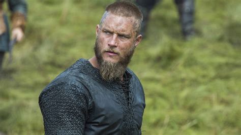 Download Ragnar Lothbrok 4K Vikings Looking To Side Wallpaper | Wallpapers.com