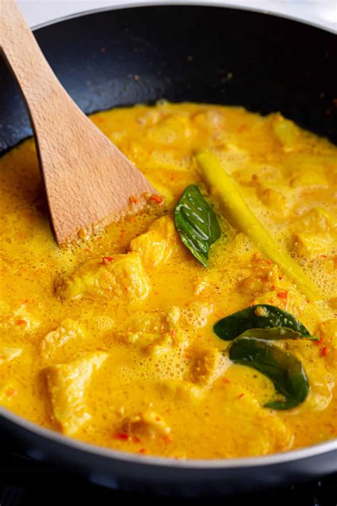 Creamy Indonesian Curry Recipe with Fish (Kari Ikan)