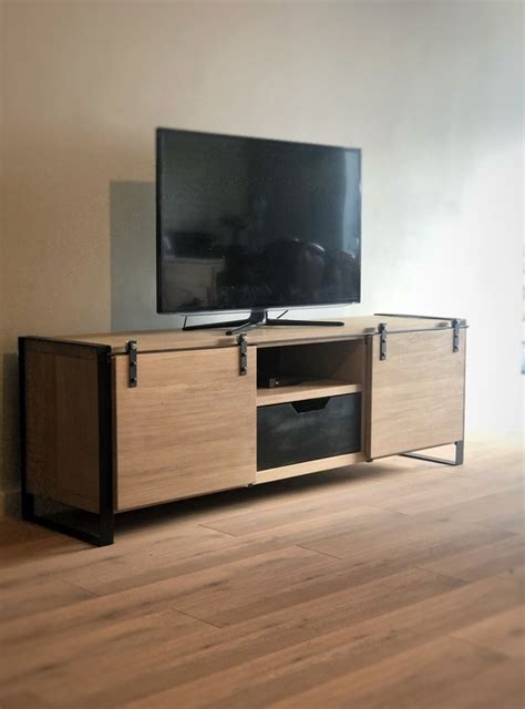 Meuble TV en chene massif et métal dans un style industriel par BerengerDesign sur L'Air du Bois