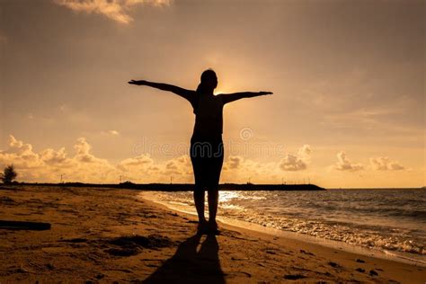 Silhouette Woman Yoga on the Beach Sunset. Stock Image - Image of body, athletic: 138114859