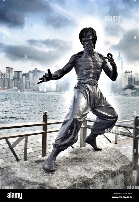 Bruce Lee Statue on the Avenue of Stars in Hong Kong Stock Photo - Alamy