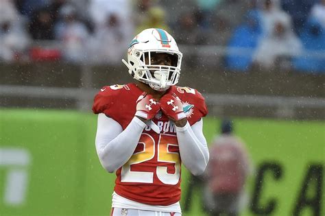 Dolphins make Xavien Howard highest paid CB with new contract