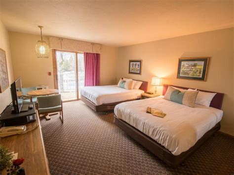 Traditional Hotel Room with Two Queen Beds | Somerset Inn & Suites