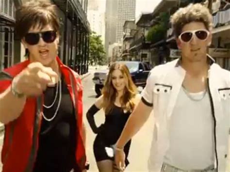 Mannings Rapping: Peyton and Eli Get Silly for 'SNL' Style Football Ad