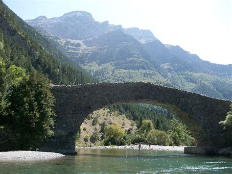 Puente de los Navarros | En el valle de Bujaruelo el agua es… | Flickr
