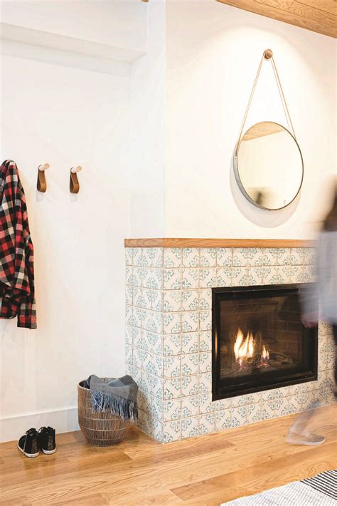 20+ Tile Ideas For Around Fireplace – DECOOMO