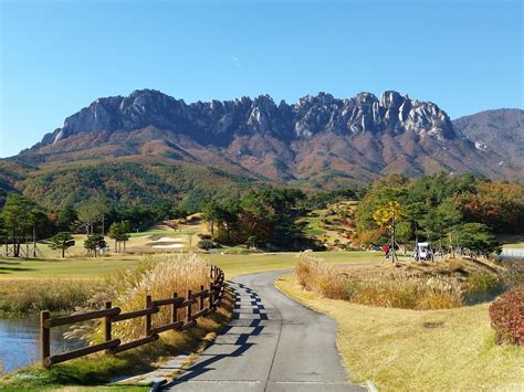 Ulsanbawi Rock as seen from the Misiryeong Ridge (Photo taken on September 29, 2018) | Goseong ...