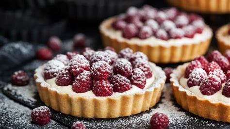 How to Line a Tart Shell Without Poking Holes in It | Lifehacker