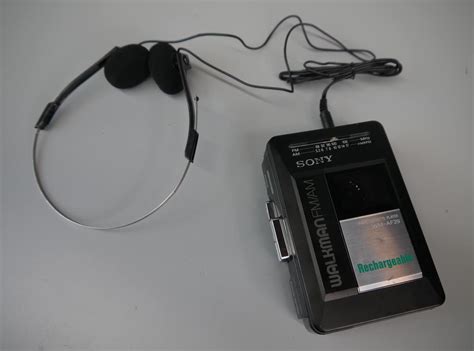 1980's Walkman with headphones AM/FM radio & cassette player Sony ...