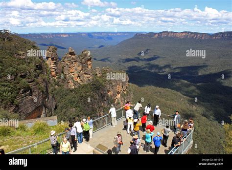 Echo Point Lookout with the Three Sisters beyond, Blue Mountains ...