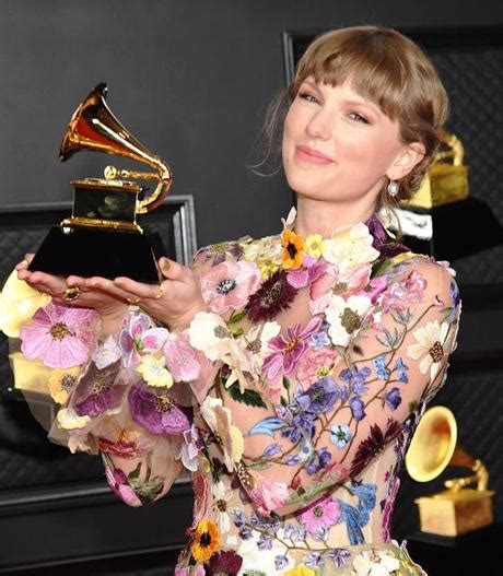 Folklore Lifts Grammy for Taylor Swift - Paperblog