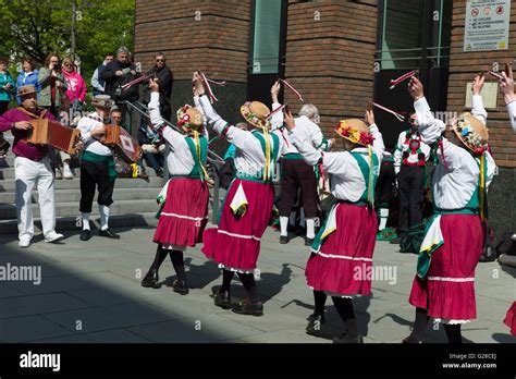 Women morris dancing hi-res stock photography and images - Alamy