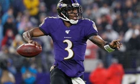 Former Baltimore Ravens QB Robert Griffin III donates meals to Texas