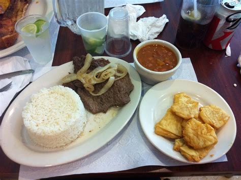 Arroz blanco, bistec encebollado, habichuelas y tostones | Food, Bistec encebollado, Arroz blanco