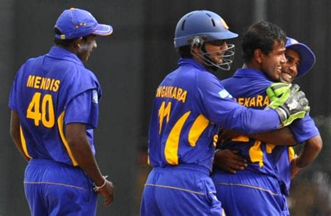 The Sri Lankans congratulate Nuwan Kulasekara | ESPNcricinfo.com