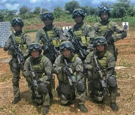 Philippine Army's Light Reaction Regiment with their CT loadout ...