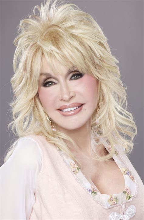 HECHOS & VIDAS: DOLLY PARTON | Dolly parton wigs, Long hair styles ...